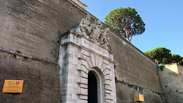 Entrance to the Vatican Museum alt