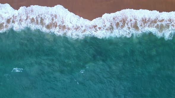 Top View of the sea surface Waves crashing Foaming and Splashing in the Ocean Slow motion alt