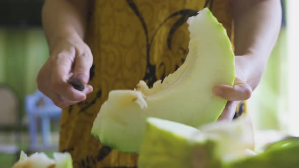 Cutting Sweet Melon alt