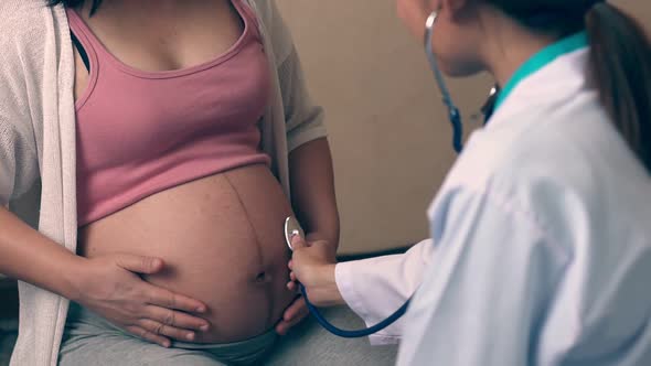 Pregnant Woman and Gynecologist Doctor at Hospital alt