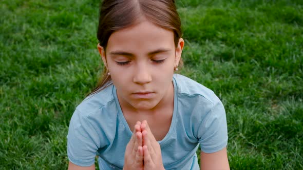 The Child Prays to God alt