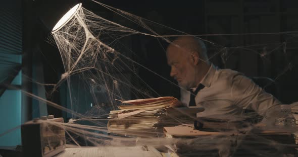 Manager dealing with business failure alt