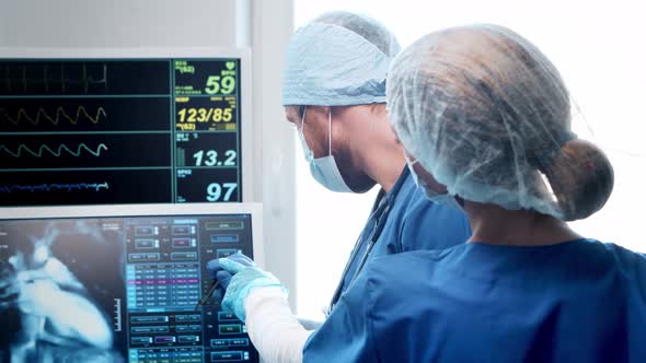 Professional medical doctors working in emergency medicine. Portrait of surgeon and the nurse. alt