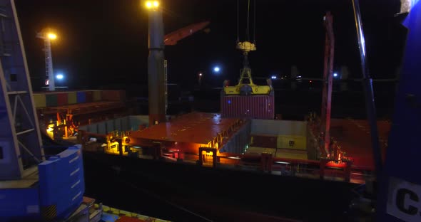 Loading containers on the ship alt