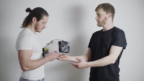 The Seller is Trying to Sell ASIC for Mining to the Buyer the Man Refuses to Buy alt