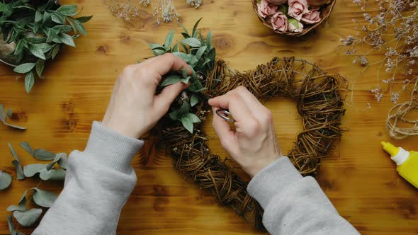 DIY Home Decor Crafts Female Hands Makes Spring Floral Wreath alt