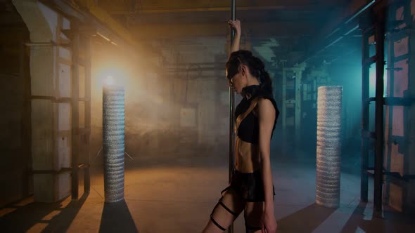 Sexy Leggy Girl On A Pole Walks Through The Air. Close Up Of A Gymnast In The Arch Of The Back alt