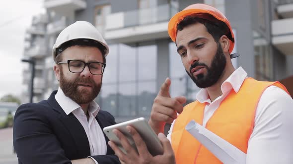 Construction Manager and Architect Man Are Discussing the Construction Plan of the Modern Business alt