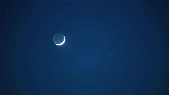 Time lapse day to night: the moon floating the sky alt