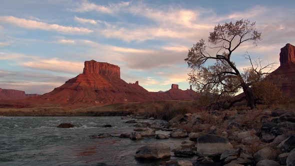 Panning view through Castle Valley over the Colorado River in Utah alt