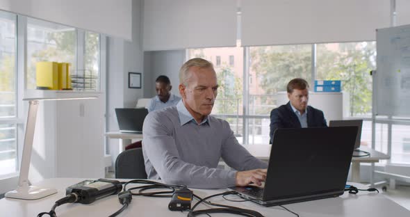 Businesspeople Leave Workplace and Go Home in Evening alt