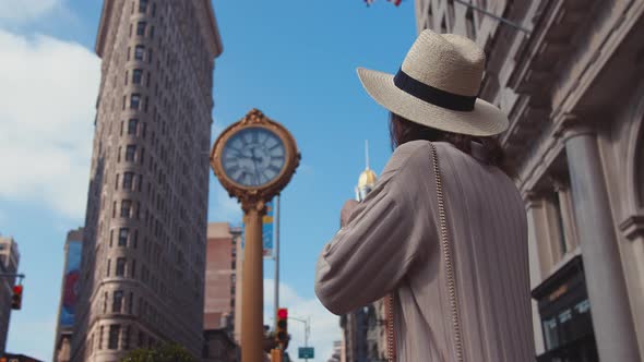 Young girl with a retro camera at the Flatiron alt