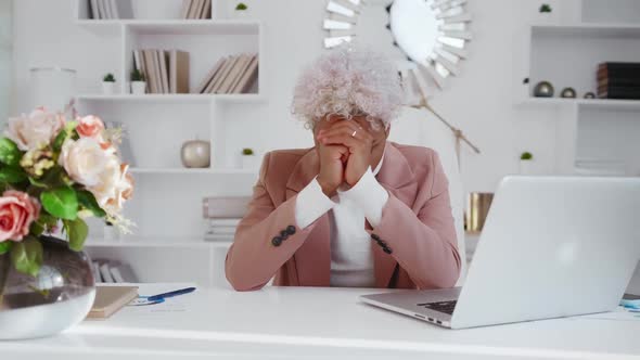 Frustrated African American Woman Frowns and Sighs with Frightened Face alt