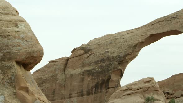 Panning shot of Skyline Arch. alt