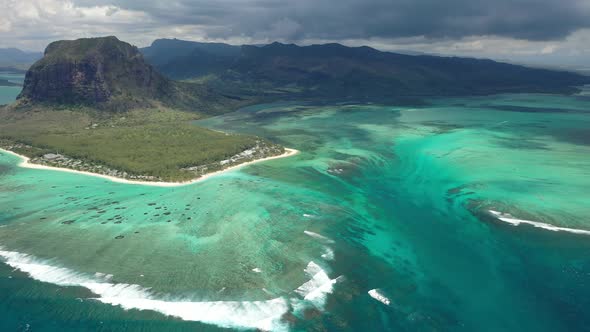 Beautiful Bird's-eye View of Mount Le Morne Brabant and the Waves of the Indian Ocean in Mauritius alt