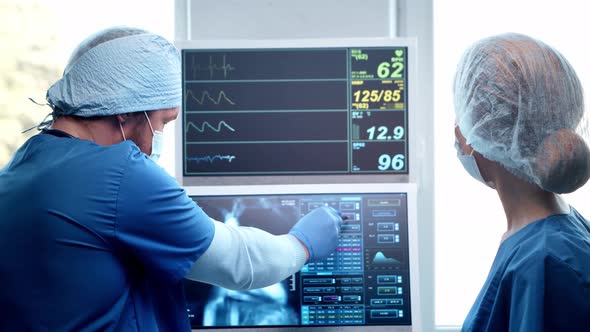 Professional medical doctors working in emergency medicine. Portrait of surgeon and the nurse. alt