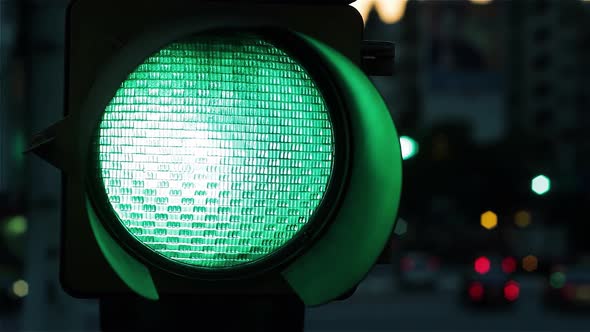 Green Traffic Light at Night. 4K Version. alt