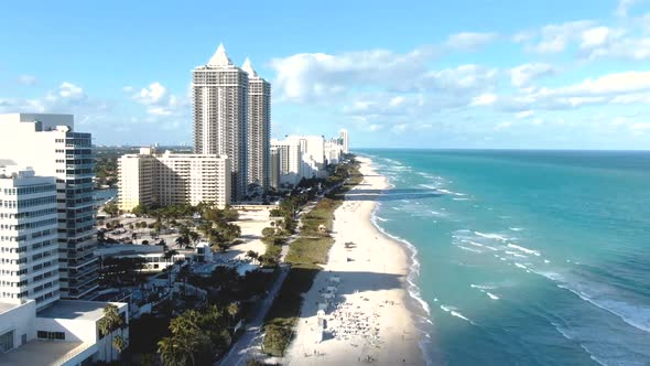 People On Sandy Beachfront In Island City Resort In Mid-Beach Area In Miami Beach, Florida, USA. - T alt