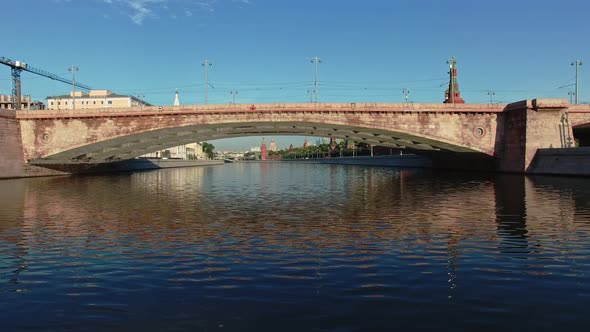 Water Passage Under the Famous Bridge Over the Moskva River with a View of the Moscow Kremlin in alt