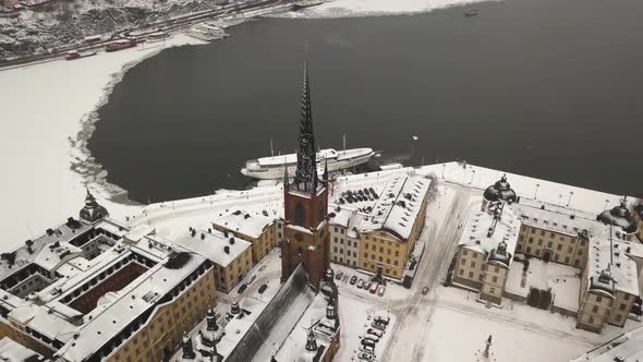 Wide aerial shot of Stockholm city scene with panoramic view of Riddarfjärden while zooming in on fa alt
