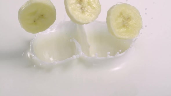 Banana in milk, Slow Motion alt