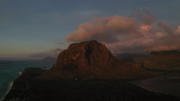 Amazing Sunset From the Height of Mount Le Morne Brabant and the Waves of the Indian Ocean in alt