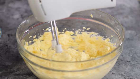 Making buttercream frosting for a cake.