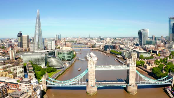 Tower Bridge in London, the UK alt