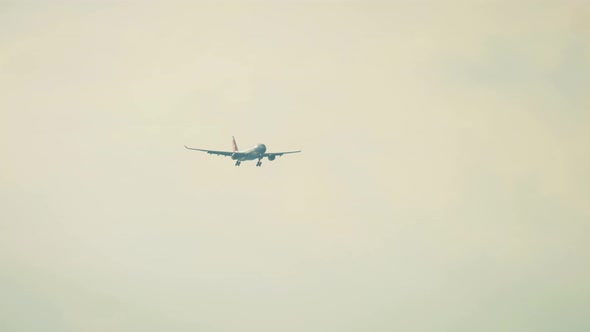 Airplane Approaching Before Landing alt