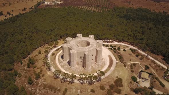 Panning shot of a castle in the south of Italy, Puglia alt