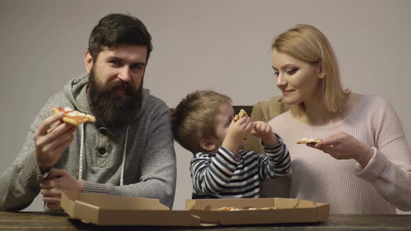 Family Eating Pizza alt