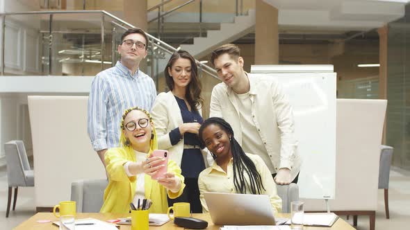 Professional Successful Young Ambitious Business People Discussing alt