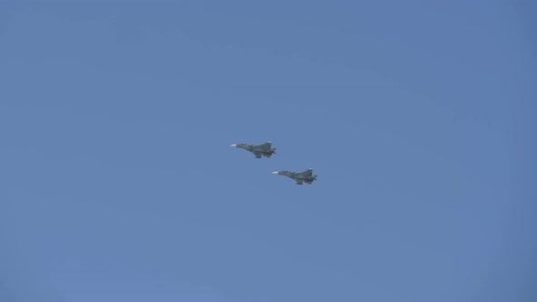 Supersonic Planes in the Blue Sky Perform Aerobatics. MIG Aircraft. Fighter Aircraft of Russia alt