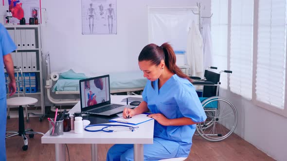 Assistants Analysing Digital Heart Presentation }and Body Scan alt