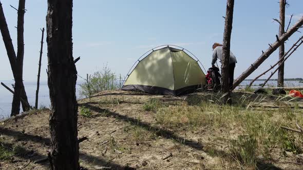 Tent on the edge of a cliff