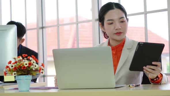 Business People Working at Table in Modern Office alt