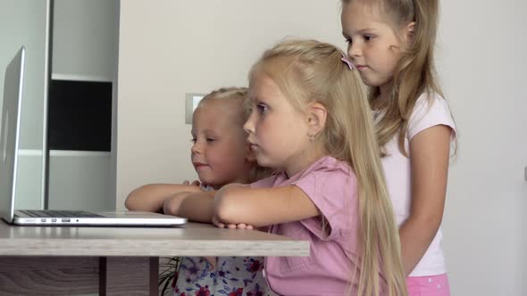 Small children at the computer