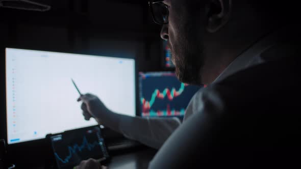 Man Analyzes the Stock Market alt