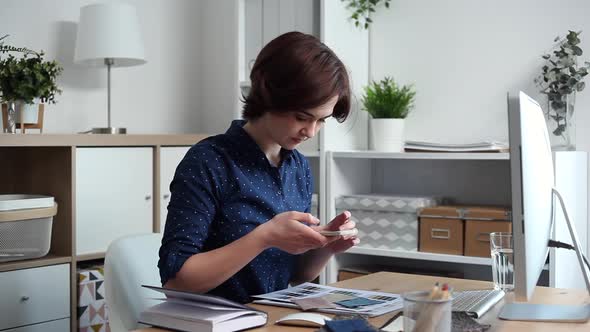 Designer Chooses Best Color Samples for the Client alt