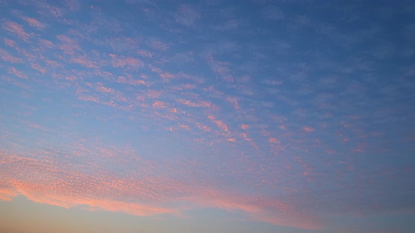 4K UHD : Timelapse of beautiful sky with clouds background alt