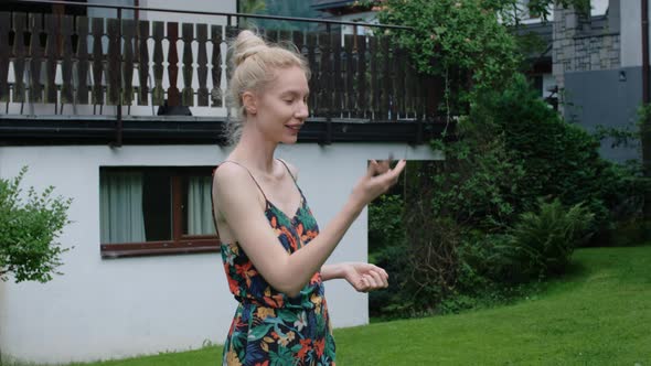 Woman Holding Keys of the New House alt