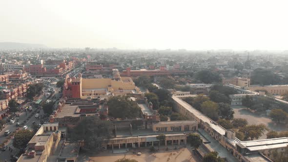 Misty cityscape of Jaipur in busy traffic roads on a sunny morning in Rajasthan, India alt