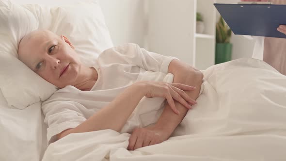 Woman with Cancer Talking to Female Oncologist alt