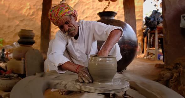 Indian Potter at Work: Throwing the Potter's Wheel and Shaping Ceramic Vessel and Clay Ware: Pot alt