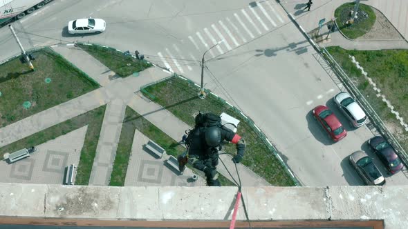 Extreme in the Gear of Industrial Mountaineering Runs up and Jumps from the Roof alt