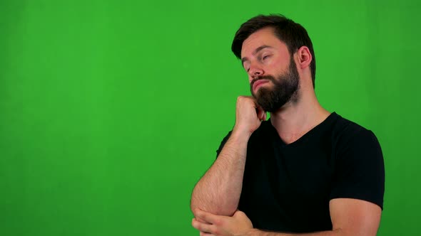 Young Handsome Bearded Man Is Bored - Green Screen - Studio alt
