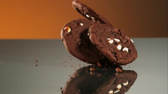 Cookies falling and bouncing in ultra slow motion 1500fps - reflective surface - COOKIES PHANTOM  alt
