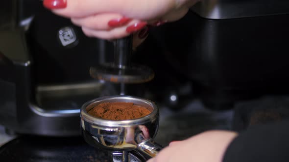 Process of Semiautomatic Filling of Ground Coffee Beans Into a Mold for a Coffee Machine alt