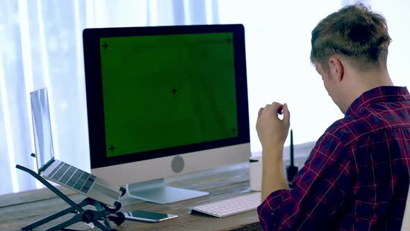 Freelancer Working at Home 03 alt