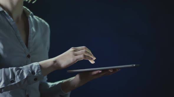 Woman Using Tablet for Business alt